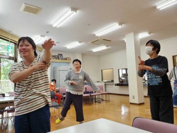 久松共働センター生活介護室内運動